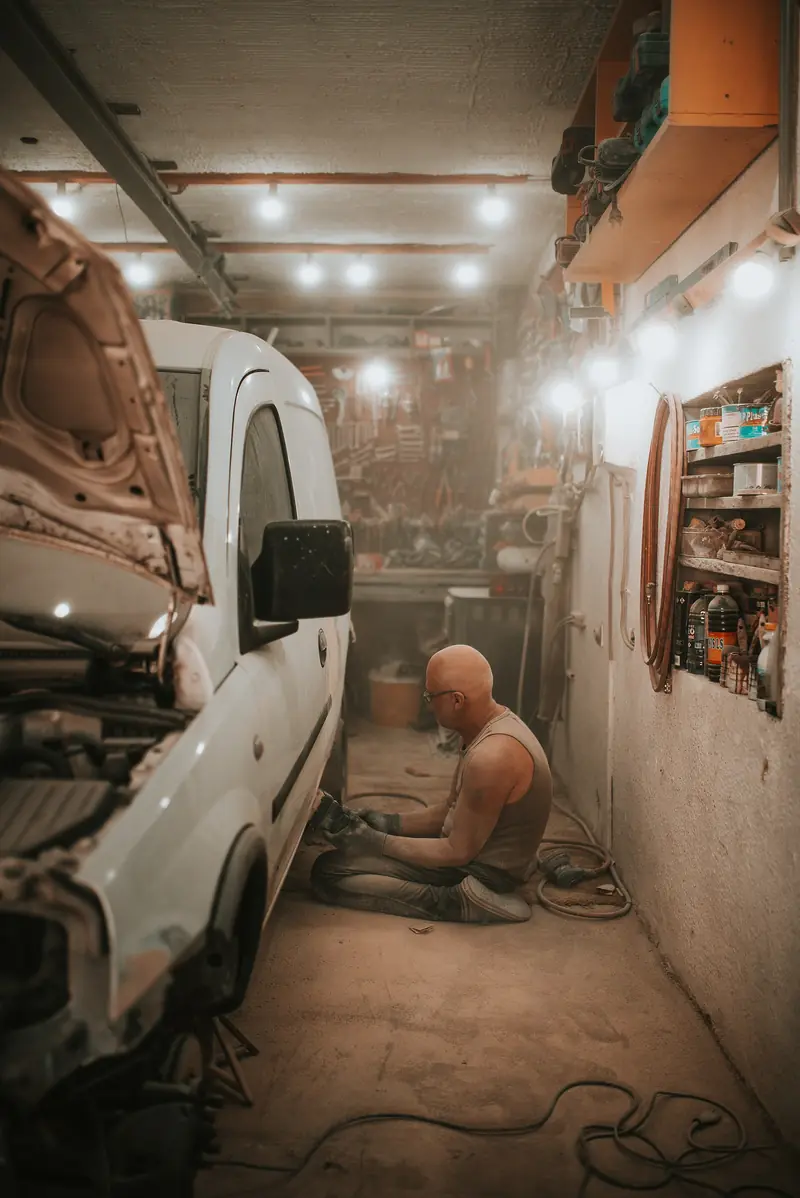 Mekanik mengamplas bodi mobil